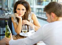  फर्स्ट डेट पर ये 8 गलतियां बिल्कुल ना करें!