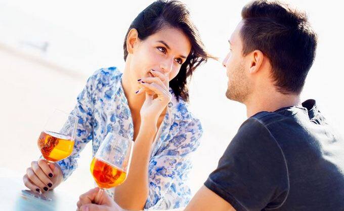 डेटिंग पर ठीक से तैयार होकर जाएं. पहली डेट पर आपका खराब लुक डेट को बर्बाद कर सकता है. आप ना सिर्फ कपड़ों का चयन ठीक करें बल्कि अच्छी तरह से तैयार होकर जाएं.