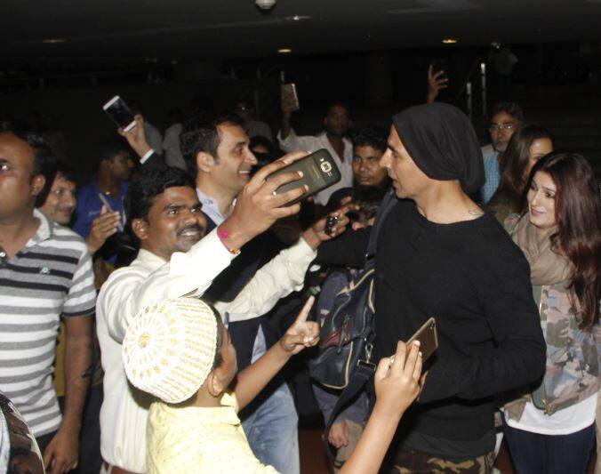 एक मौका ऐसा भी आया जब पूरे परिवार को फैंस ने घेर लिया.