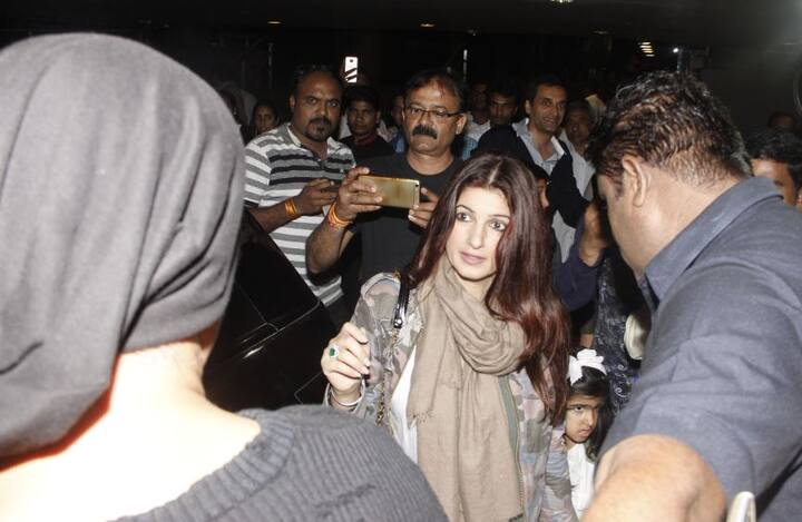 उनके साथ उनका पूरा परिवार भी था.