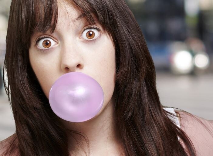 What Happens If You Swallow Chewing Gum सावधान! च्यूइंगम निगलने पर हो सकता है ये नुकसान