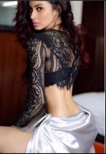 टीवी की \'नागिन\' मौनी रॉय फ्रेंड के साथ बिकिनी में चिल करती नजर आईं, तस्वीरें की इंस्टाग्राम पर शेयर