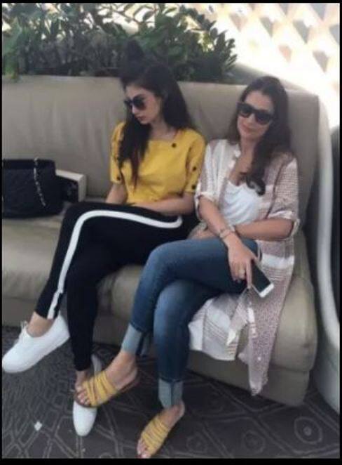 बता दें कि इन दिनों ब्रेक पर चल रही मौनी रॉय जल्द ही अक्षय कुमार की अपकमिंग मूवी 'गोल्ड' के साथ बॉलीवुड में डेब्यू करने जा रही हैं.