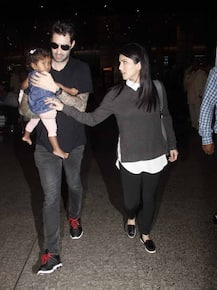 एयरपोर्ट से बेटी निशा को गोद में लिए निकले डेनियल, सनी लियोनी भी थीं मौजूद, देखें तस्वीरें