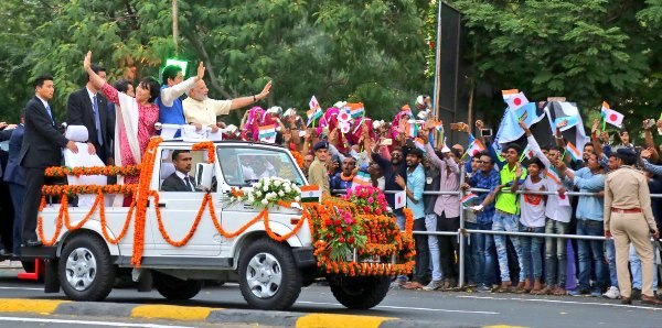 Shinzo Abe In Ahmedabad Road Show With Modi Live Update पीएम मोदी-शिंजो आबे का रोड शो, साबरमती आश्रम की विजिटर बुक में लिखा 'लव-थैंक्यू'
