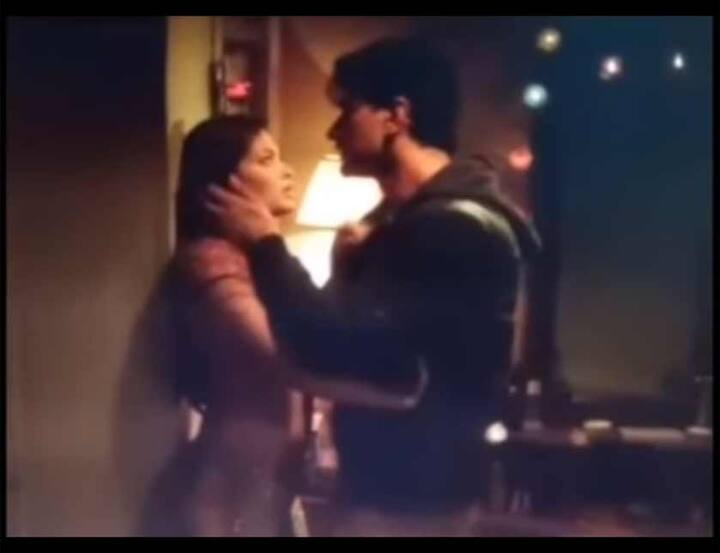 रिया सेन से बातचीत के बाद निर्देशक ने इन इंटीमेट सीन्स को थोड़ा टोन डाउन कर लिया था.