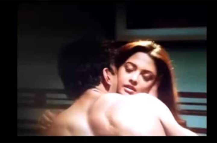 इसमें रिया सेन अभिनेता निशांत मलकानी के साथ इंटिमेट होती दिख रही हैं.