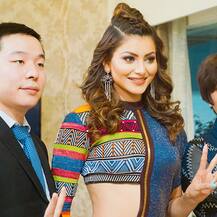 Vivo के लॉन्च में उर्वशी रौतेला ने बिखेरा अपना रंग!