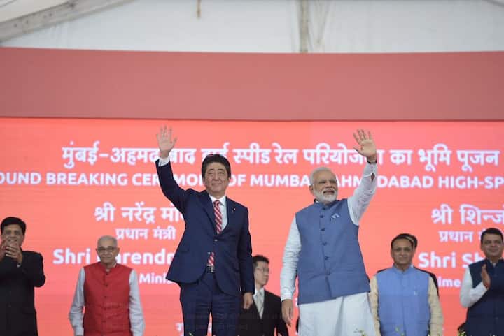 प्रधानमंत्री नरेन्द्र मोदी और जापान के प्रधानमंत्री शिंजो आबे ने आज अहमदाबाद से मुंबई के बीच चलने वाली भारत की पहली बुलेट ट्रेन के लिए आधारशिला रखी. मुंबई से अहमदाबाद के बीच चलने वाली बुलेट ट्रेन 2022 तक बनकर तैयार होगी. यह परियोजना भारतीय रेल और जापान के शिन्कान्सेन टेक्नोलॉजी की संयुक्त परियोजना है.