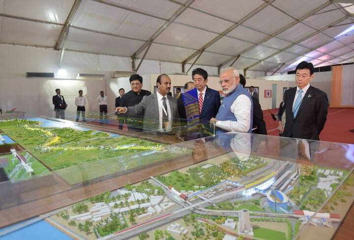 बुलेट ट्रेन का पहला कॉरीडोर मुंबई से अहमदाबाद के बीच तय किया गया है. मुंबई से अहमदाबाद तक करीब 508 किलोमीटर की दूरी ये बुलेट ट्रेन तय करेगी.