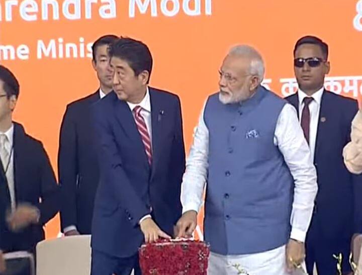 देश का पहला बुलेट ट्रेन प्रोजेतक्ट जापान की मदद से बनने जा रहा है. जापान इसके लिए न सिर्प टेक्नोलॉजी दे रहा है, बल्कि कुल निवेश का 80 फीसदी यानी करीब 88 हजार करोड़ रुपये कर्ज के रूप में भी दे रहा है. जापान ने इस परियोजना के लिए 0.1 प्रतिशत की न्यूनतम दर पर ऋण दिया है.