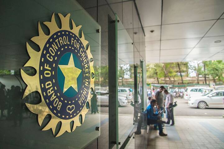 आपको बता दें कि अपनी बीमार मां को देखने के लिए शिखर धवन श्रीलंका के खिलाफ आखिरी वनडे और इकलौता टी20 मैच भी छोड़कर वापस स्वदेश लौट आए थे.