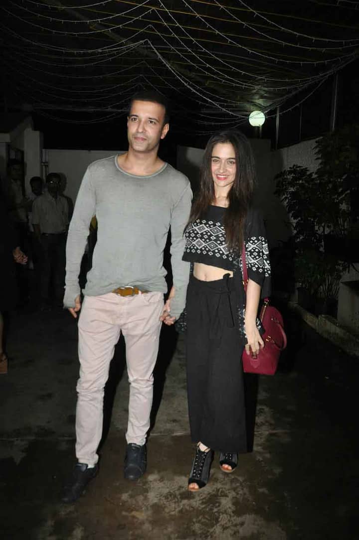 टीवी एक्ट्रेस संजीदा शेख हसबैंड के साथ पहुंची.