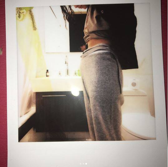 ये तस्वीरें इंस्टाग्राम पर सबसे ज़्यादा फॉलोअर्स वाली सेलिब्रिटी सेलेना गोमेज ने अपनी इंस्टा टाइमलाइन पर पोस्ट की हैं. इनके साथ एक लंबा पोस्ट लिखकर सेलेना ने जानकारी दी है कि वे इतने दिनों तक पब्लिक लाइफ और अपने काम के प्रमोशन से दूर क्यों थीं. फैंस लगातार सवाल उठा रहे थे कि वे अपना नया म्युज़िक एल्बम प्रमोट क्यूं नहीं कर रहीं, वो भी तब जब उन्हें इस एल्बम पर खुद बहुत नाज़ है. 