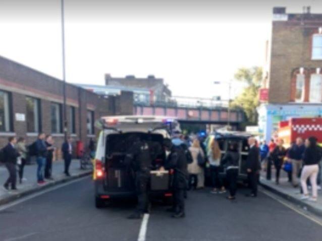 जख्मियों को नजदीक के अस्पताल में भर्ती कराया गया है. चश्मदीदों का कहना है कि उसने एक महिला को बुरी तरह जख्मी देखा. एक चश्मदीद का कहना है कि जैसे ही धमाका हुआ.. काफी तेज़ आवाज़ आई और अफरातफरी मच गई.