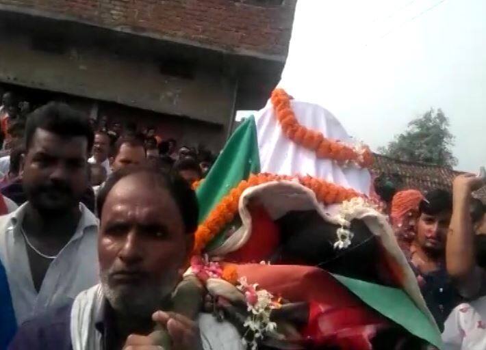 पाक की गोलाबारी में शहीद हुए BSF जवान बिजेंद्र बहादुर को दी गई अंतिम विदाई Wreath Laying Ceremony Of Bsf Constable Brijendra Bahadur Singh In Up पाक की गोलाबारी में शहीद हुए BSF जवान बिजेंद्र बहादुर को दी गई अंतिम विदाई