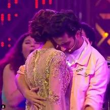 कंगना ने टीवी शो पर राघव जुयाल को \'किस\' किया