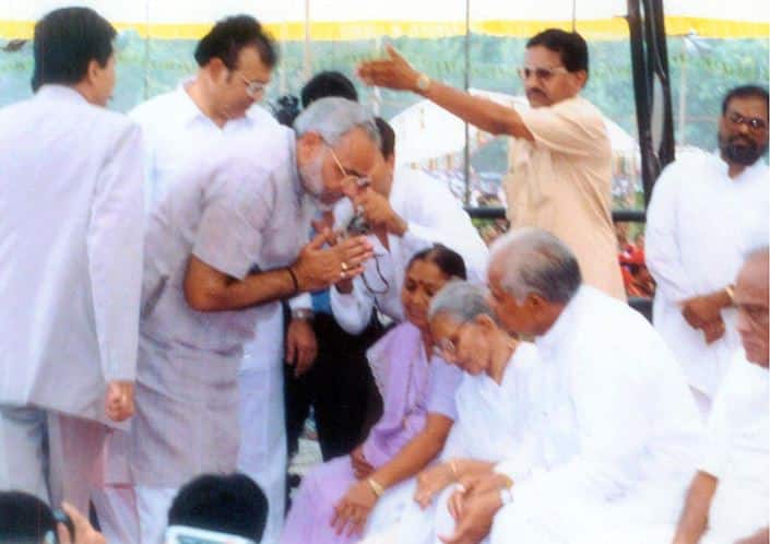 पहली बार गुजरात के मुख्यमंत्री पद की शपथ लेने से पहले मां का आशीर्वाद लेते हुए नरेंद्र मोदी.