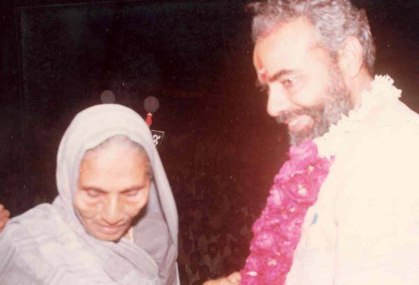 मां के साथ खुशी के पल बिताते पीएम मोदी.