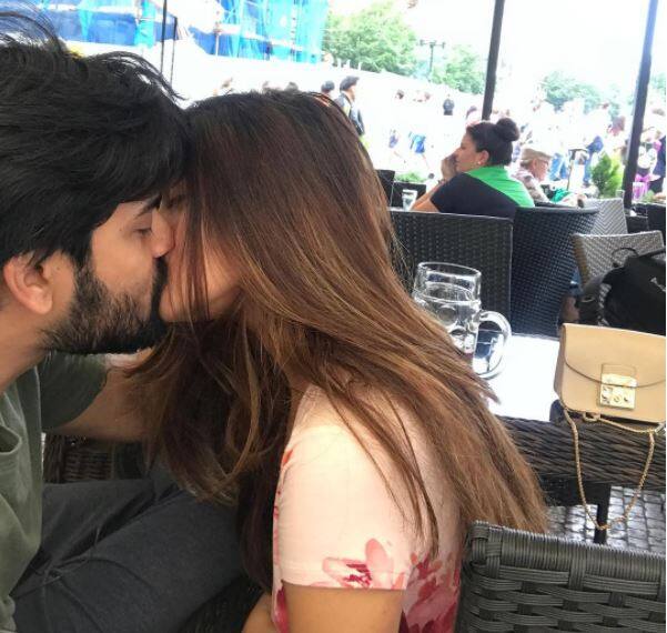 बता दें कि शादी के बाद यह जोड़ा हनीमून के लिए प्राग गए थे. प्राग से ही रिया सेन ने अपने इंस्टाग्राम अकाउंट से Kiss की एक तस्वीर शेयर की है. तस्वीर में रिया सेन और शिवम तिवारी एकदूसरे को Kiss करते हुए नजर आ रहे हैं. अभिनेत्री ने तस्वीर के कैप्शन में लिखा, #kisses for #mrs and a #heart for #art