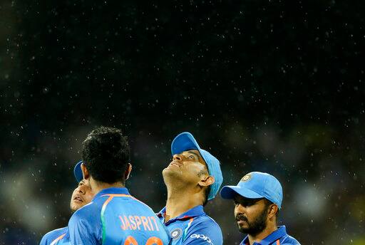 धोनी अपनी पारी को संवारना जानते हैं और ये सब उनके अनुभव का नतीजा है. ये टीम इंडिया के लिए किसी जैकपॉट से कम नहीं. पुराना धोनी लय में लौट चुका है और एक नया धोनी भी दुश्मन के छक्के छुड़ाने के लिए तैयार है.