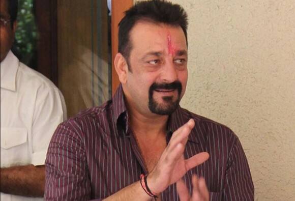 जब उनसे आगे पूछा गया कि एक साथ तीन-तीन हिरोइनों के साथ रिश्ते को कैसे संभाल पाते थे तो उन्होंने बड़े हल्के फुल्के अंदाज में जवाब देते हुए कहा कि किसके साथ किस समय क्या हो रहा है आपको बस इतना पता होना चाहिए. 