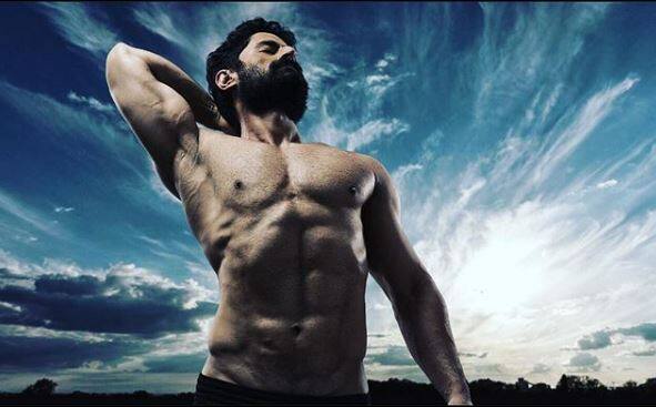 मोहित ने अपने नए लुक के साथ लिखा, “अधिकतर लोग आपके विज़न्स नहीं देखते लेकिन जब आप सफल हो जाएंगे तो वे जरुर आपको समझेंगे. आप उनके साथ रहें, जो आपको वैसे ही देखते हैं जैसा आपने खुद को देखा है.” तस्वीर: इंस्टाग्राम