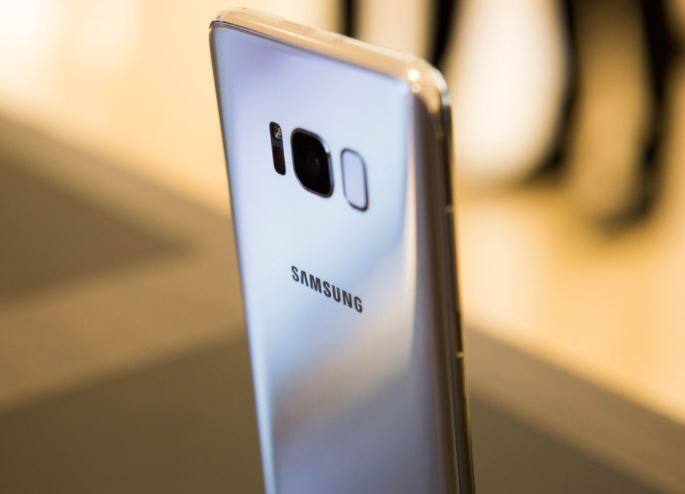 Samsung: इस दक्षिण कोरियाई कंपनी का दुनिया भर के स्मार्टफोन बाजार में जलवा है. इसके अलावा यह दूसरी स्मार्टफोन कंपनियों को भी चिप और स्क्रीन की स्पलाई करती है. सैमसंग की अंतरराष्ट्रीय स्मार्टफोन बाजार में 23.3 फीसदी हिस्सेदारी है. भारत में भी सबसे ज्यादा फोन इसी कंपनी के बिकते हैं. 