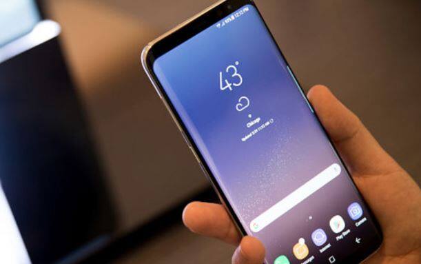 डिवाइस में नीचे की ओर यूएसबी और 3.5mm ऑडियोजैक दिया गया है. डिवाइस में एक नई बटन भी दी गई है जो कंपनी के नए लॉन्च हुए वर्चुअल वॉयस असिस्टेंट Bixby के लिए है.