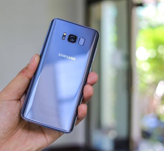 सैमंसग Exynos 8895 SoC प्रोसेसर के साथ इन दोनों स्मार्टफोन में 4 जीबी रैम दी गई है. इसकी इंटरनल मैमोरी को 256 जीबी तक बढ़ाया जा सकता है.