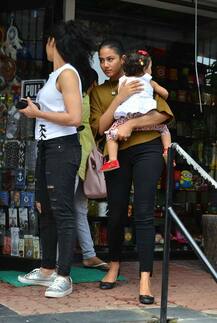 बेटी के साथ शॉपिंग करने निकलीं थी मीरा कपूर, सामने आई हैं कुछ ऐसी तस्वीरें