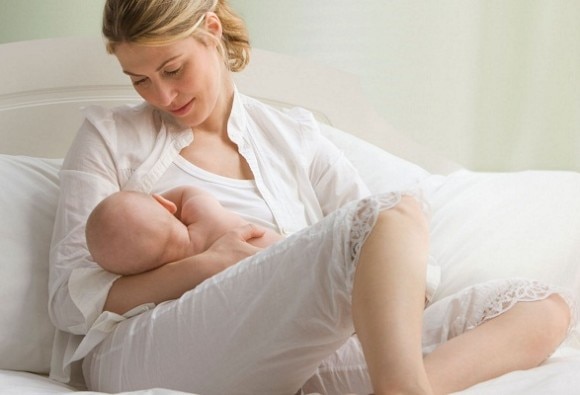 World Breastfeeding Week 2021 Is breast feeding is safe when the mother is Covid-positive World Breastfeeding Week: कोविड पॉजिटिव होने पर ब्रेस्ट फीडिंग करना सेफ है या नहीं, जाने यहां
