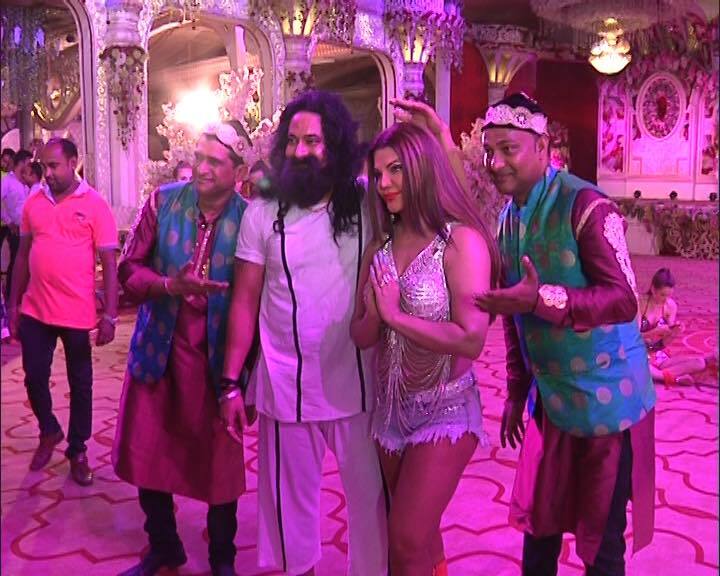 राखी सावंत ने राम रहीम पर एक बड़ा खुलासा करते हुए कहा कि गुरमीत राम रहीम हनीप्रीत के इश्क में पागल था.