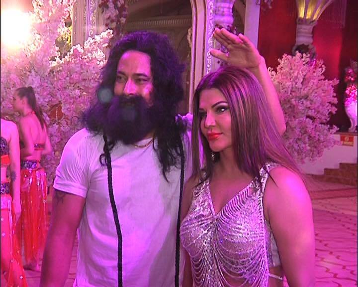 राखी ने आगे कहा कि हनीप्रीत जब शुरु में आई तो इतना अप-टू-डेट नहीं थी.