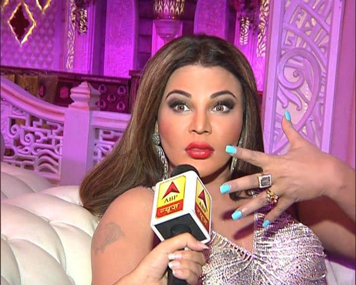 राखी ने बताया, वह अच्छे कपड़े खरीदने लग गई. हनीप्रीत को मेकअप करना सिखाया. उसके बाल को कलर किया.