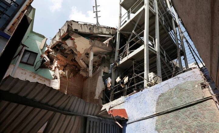 वहीं, गवर्नर ने कहा है कि भूकंप से गिरे मकानों के मलबों में अभी और लोगों के फंसे होने की संभावना है.