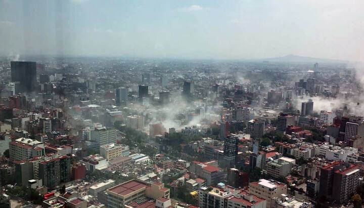 Mexico earthquake: मेक्सिको की राजधानी मेक्सिको सिटी में जबरदस्त भूकंप आया है. भूकंप की तीव्रता रिक्टर स्केल पर 7.1 दर्ज की गई है. भूकंप भारतीय समय के मुताबिक रात 11 बजकर 45 मिनट पर आया. 