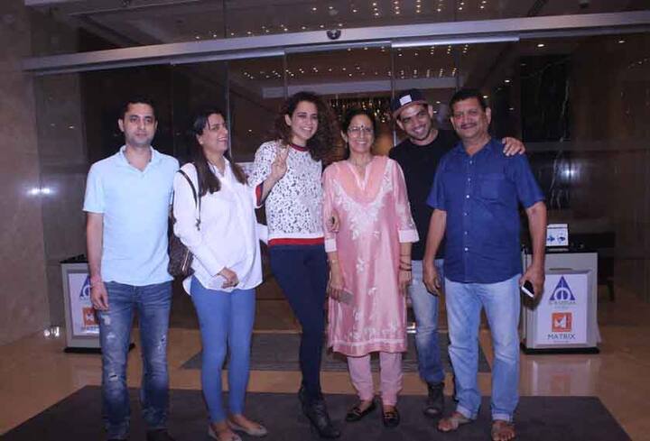 पिछले हफ्ते सिनेमाघरों में रिलीज हुई फिल्म 'सिमरन' बॉक्स ऑफिस पर ठीक ठाक कमाई कर रही है. इस फिल्म में कंगना मुख्य भूमिका में हैं. कंगना कल अपनी फैमिली के साथ डिनर के लिए पहुंची.
