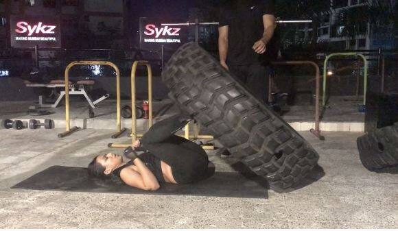 दरअसल इस बार एक ऐसा टास्क था जिसे इससे पहले किसी भी सीजन में किसी भी खिलाड़ी ने पूरा नही किया था. इस टास्क में रस्सी की मदद से ऊपर चढकर बिल्डिंग में जाना था. निया ने बाकी खिलाड़ियों की तुलना में काफी कम समय में ये टास्क पूरा किया और फाइनल का टिकट अपने नाम कर लिया है.