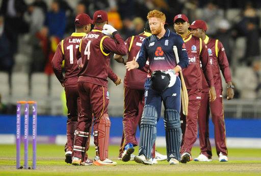 इंग्लैंड के साथ वनडे सीरीज़ के पहले मुकाबले वेस्टइंडीज की हार के साथ ही श्रीलंकाई टीम विश्वकप 2019 के लिए सीधे क्वालीफाइ कर गई है. विश्वकप 2019 में क्वालीफिकेशन के लिए 30 सितंबर 2017 तक रैंकिंग में टॉप-8 पर रहने वाली टीमें विश्वकप के लिए सीधे क्वालीफाइ कर पाएंगी. जिसकी रेस से अब वेस्टइंडीज़ की टीम पूरी तरह से बाहर हो गई है.