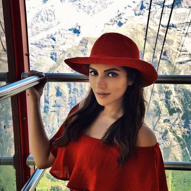 ये तस्वीर शेयर करते हुए शमा ने लिखा है- The mountains are calling and I must go.