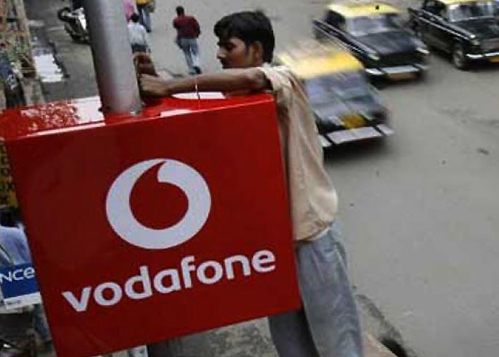 Vodafone Partners With Lava To Offer Rs 900 Cashback On Select Feature Phones Vodafone दे रहा है इस कंपनी के फोन की खरीद पर 900 रुपये का कैशबैक