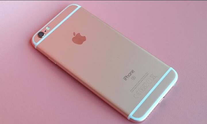 आईफोन 6S: आईफोन 6S के 32 जीबी मॉडल को खरीदने के लिए फ्लिपकार्ट आपको सबसे बेहतरीन ऑप्शन दे रहा है. इसके स्पेस ग्रे कलर वैरिएंट को आप 30,999 रुपये में ही खरीद सकते हैं. वहीं एमेजन पर आपको ये 37,999 रुपये तक मिलेगा. जाहिर है इस आईफोन को खरीदने के लिए फ्लिपकार्ट आपको बेहतर डील दे रहा है. इसके 128GB मॉडल को आप 43,000 रुपये तक खरीद सकते हैं. अगर आप बजट के कारण आईफोन 7 नहीं खरीद सकते तो ये मॉडल आपके लिए अच्छा ऑप्शन साबित हो सकता है.