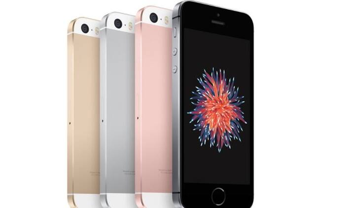 आईफोन SE: 4 इंच स्क्रीन वाला आईफोन SE खरीदने के लिए आपको दोनों ही सेल में महज 17,999 रुपये देने होंगे. खास बात ये है कि इन डील को आप फ्लिपकार्ट और एमेजन दोनों से ही खरीद सकते हैं. यहां आपको ये आईफोन एक ही प्राइस पर मिल रहा है.