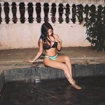 Photos: रामानंद सागर की पड़पोती ने टॉपलेस तस्वीर शेयर कर मचाई सनसनी, देखें 