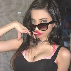 સાક્ષી ચોપડાનો હૉટ લૂક, ક્લીવેજ બતાવતુ બ્રાલેટ પહેરીને મુંબઇમાં ફરવા નીકળી બૉલ્ડ મૉડલ, જુઓ......