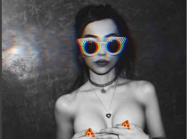 अब उनकी ये टॉपलेस तस्वीर इंटरनेट पर खूब वायरल हो रही है.