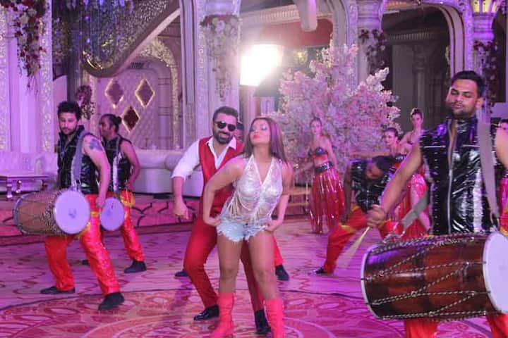 खास बात यह है कि इस फिल्म में राखी के साथ एजाज खान और रजा मुराद लीड भूमिकाओं में हैं.