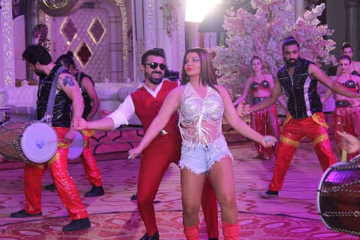 इस मौके पर मौके पर फिल्म के लिए शूट किए गए ‘बेवफा आइटम’ के साथ फिल्म के बारे में उन्होंने बेबाकी से राय रखी.