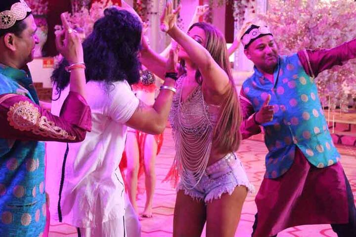 राखी सावंत पिछले दिनों राजधानी दिल्ली में अपने आनेवाली फिल्म ‘अब होगा इंसाफ’ की शूटिंग के लिए आई थीं, जो राम रहीम इंसा के जीवन पर आधारित है.